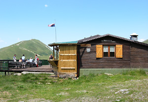 Il Rif. Mirtillo con vista verso il monte Valgussera