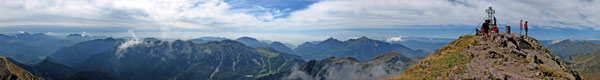 Panoramica dalla vetta del Pizzo Tre Signori verso Valle Brenmbana e Valsassina - foto Piero Gritti  25 agosto 07
