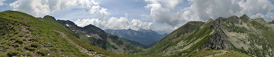 Vista panoramica salendo dal Passo di Publino (2368 m) al Pizzo Zerna (2572 m)