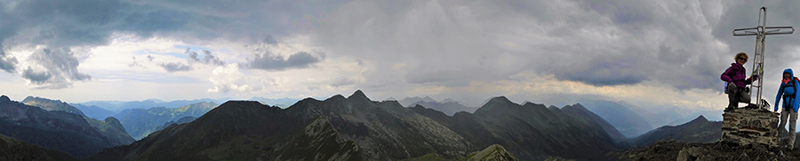 Alla croce di vetta del Pizzo Zerna (2572) m) con vista verso la Valtellina