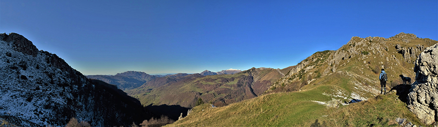 Al Passo di Grialeggio (1690 m) con vista in Venturosa (1999 m)