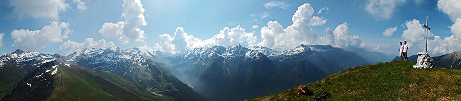 Dalla vetta del Pizzo Vescovo (2175 m.) vista verso la vallata di Carona e le sue montagne