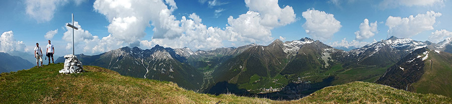 Dalla vetta del Pizzo Vescovo (2175 m.) vista verso le conche di San Simone, Foppolo ed i loro monti