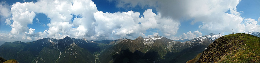 Scendendo dal Pizzo Vescovo al Monte Brate vista verso San Simone, Foppolo ed i loro monti 