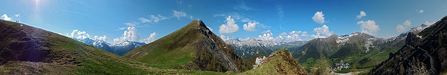 Salendo dal sentiero 206 vista panoramica alla sella tra Monte Valgussera e Pizzo Vescovo (2175 m.)