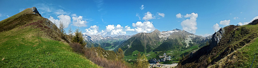 Salendo dal sentiero 206 vista panoramica alla sella tra Monte Valgussera e Pizzo Vescovo (2175 m.) - 2