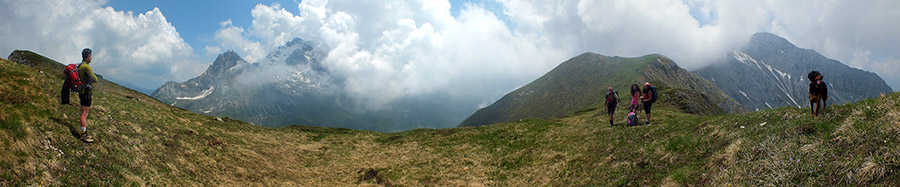 In cresta tra Monti Vindiolo e Vetro con vista in Corna Piana ed Arera