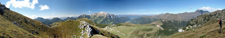 Vista verso i Piani di Bobbio, la Valsassina, il Lago di Como e le Alpi

