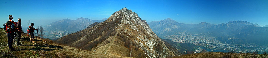 Panoramica sul sentiero 5 delle creste in salita al Monte Barro tra il Secondo e il Primo Corno