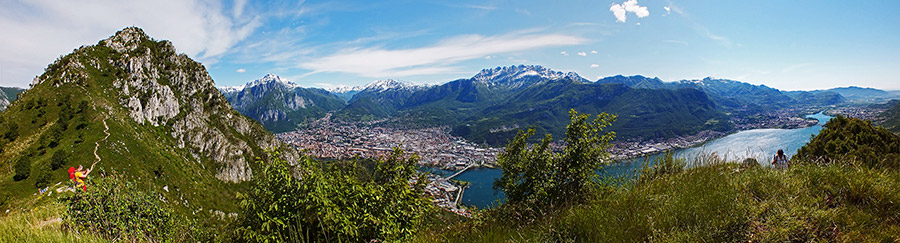 Panoramica dal sentiero 305 delle creste del Monte Barro verso Lecco, i suoi laghi , i suoi monti