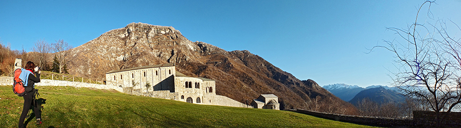 Abbazia benedettina di S. Pietro al Monte, da sfondo il Corno Birone