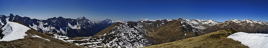 Dalla cresta di vetta del Gardena vista sulla Val Vivione e sulla Val di Scalve