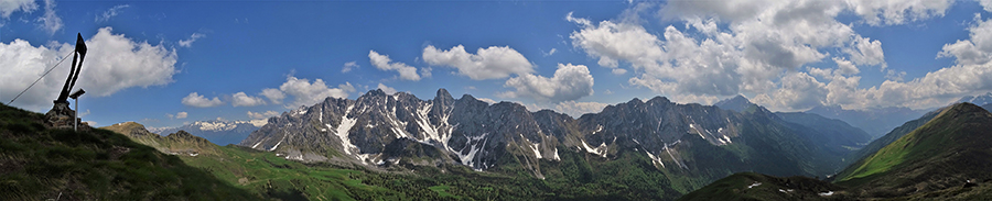 Dall'anticima del Gardena (2077 m) vista panoramica verso le Piccole Dolomiti Scalvine e la Val di Scalve