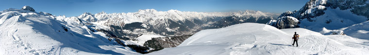 Panoramica sul Rifugio Albani e verso la Val di Scalve e le sue montagne