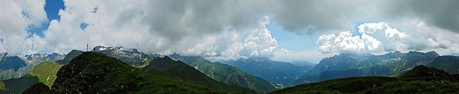 Cima Monte Sasna con vista verso la Val di Scalve