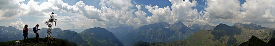 Dalla vetta del Sasna (2229 m) splendida vista sulla Val Bondione e i suoi monti
