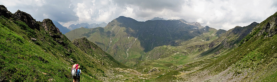 Vista dal Passo di Sasna sulla conca dell'Alpe Sasna