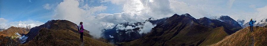 Salendo dalla Chiesetta della Manina al Monte Sasna con vista verso la Valle di Scalve