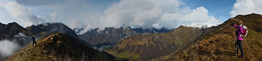 Salendo dalla Chiesetta della Manina al Monte Sasna con vista verso la Val Bondione