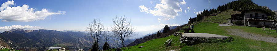 Panoramica alla Baita Cornetto (1527 m) verso la Valle Seriana
