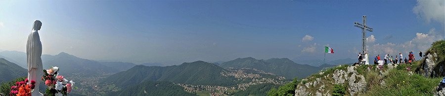 Panorama dalla Madonnina della Cornagera sull'altopiano Selvino-Aviatico e verso la Val Seriana