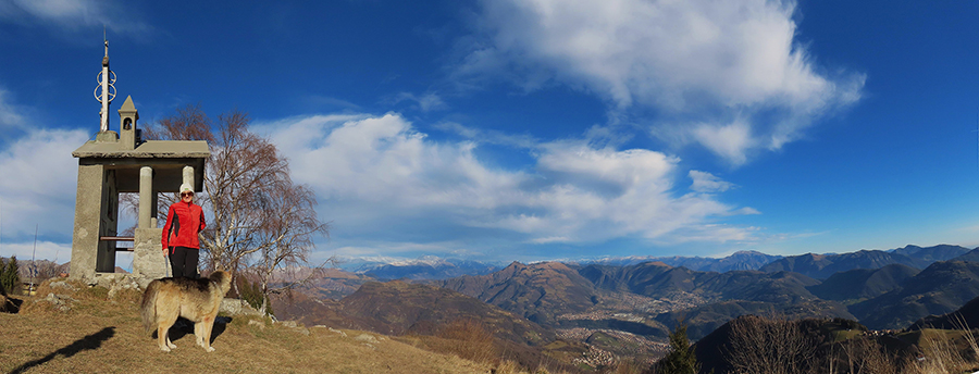 Dalla Madonnina della neve della vetta del Monte Poieto (1360 m) bel panorama sulla Valle Seriana