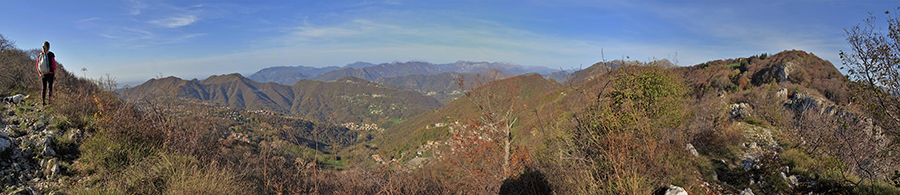 Vista panoramica dalla cresta di vetta Cornagera verso Val Serina er il Monte Poieto a sx