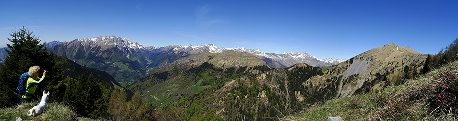 Salendo in Monte Spigla, vista in Timogno, Valcanale e i suoi monti