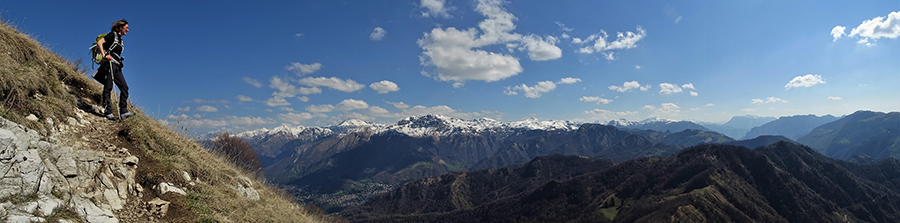 Vista panoramica in ripida salita verso la cresta di vetta del Due Mani