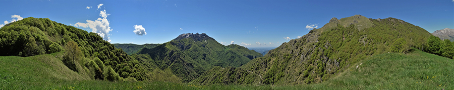 A sx Cima di Muaschiada (1458 m), al centro il Resegone (1875 m) , a dx il Due Mani (1656 m)