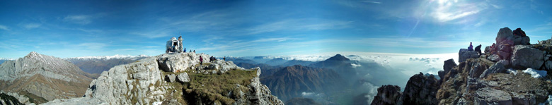 In vetta alla Grignetta (Grigna Meridionale 2177 m.) con vista in Grignone e Resegone