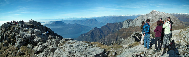 In vetta alla Grignetta (Grigna Meridionale 2177 m.) con vista verso il Grignone (Grigna Settentrionale 2410 m.)