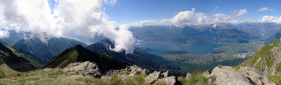 Dalle nebbie di vetta in Legnone al sole sull'alto Lago di Como, sul Pian di Spagna, sul Lago di Novate-Mezzola