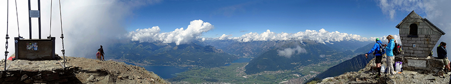 In vetta al Legnone (2610 m) con vista sull'alto Lago di Como, sul Pian di Spagna, dul Lago di Novate-Mezzola, sulla Valtellina ...