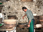 Il Casaro prepara il Bitto alla Casrera in Val Varrone (Alta Val Gerola- SO) - foto Armando Lombardi