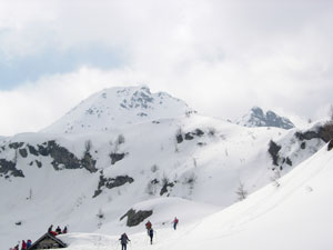 Sullo sfondo gli scialpinisti salgono il Madonnino - 4 maggio 08