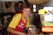 Serena, la rifugista del FALC, all'opera in cucina - foto da Gigliola Ziglioli luglio 07