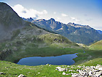 Lago di Val Sambuzza con vista verso il Pizzo del Becco