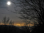 Le luci di Bergamo sotto la Luna piena di Primavera - foto Marco Caccia