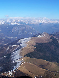 Dal Resegone panorama sulla Costa del Pallio, la Val Taleggio e oltre con l'Arera sullo sfondo - foto Marco Mandola
