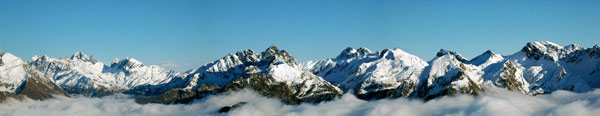 Panoramica dal Passo del Monte Colle (m. 1938) verso le cime orobiche innevate sopra le nuvole! - foto Mauro Gritti dicembre 07