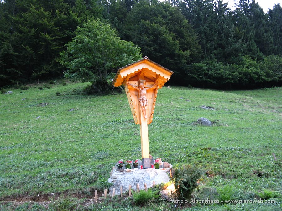 IMG_0263.JPG - Crocifisso in legno, appena posto, in località Bortolotti a Val Goglio nei pressi del Ristoro 5  laghi