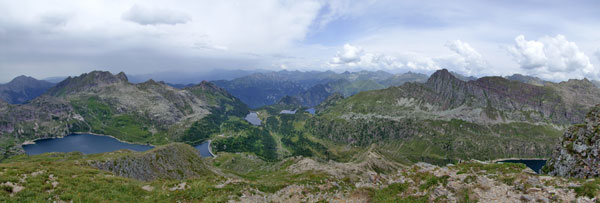 Panoramica dal Pizzo Farno sui laghi sottostanti e i monti circostanti - 21 luglio 08