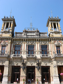 La facciata con le torri ed il pennone  - foto Piero Gritti