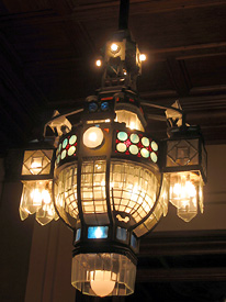 Maestoso lampadario sopra lo scalone - foto Piero Gritti