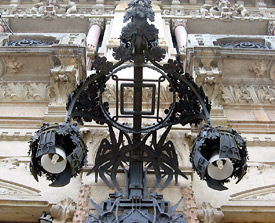 Lampione in ferro battuto sull'ingresso - foto Piero Gritti