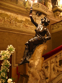 Statua bronzea reggilampade - foto Piero Gritti