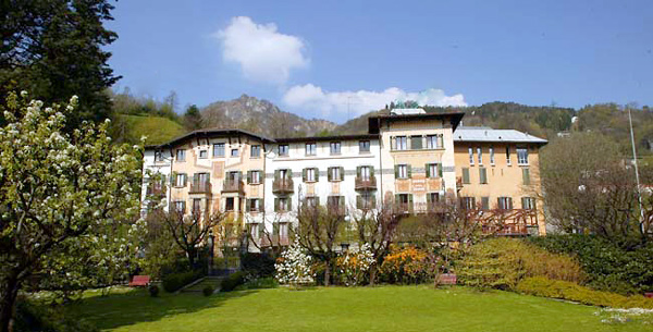 La Clinica Quarenghi vista dal Parco sul fiume Brembo - (foto Coll. Quarenghi)