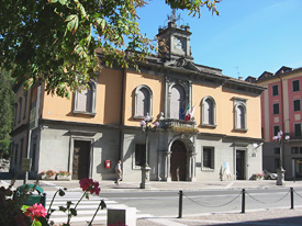 Il Municipio di San Pellegrino Terme visto dal Viale Papa Giovannni - (foto Piero Gritti)