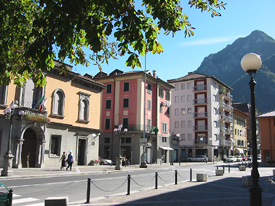 Piazza Europa con sullo sfondo il Monte Zucco - foto Piero Gritti